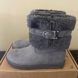 G By Guess alixa women’s round toe Snow boots.